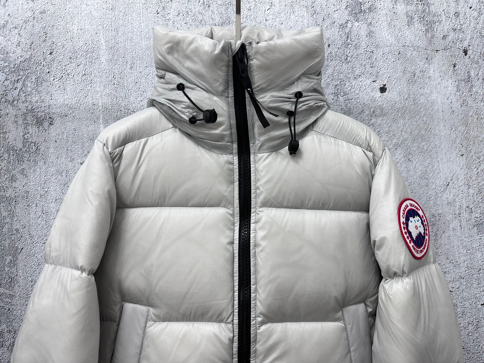 P780 [𝘾𝘼𝙉𝘼𝘿𝘼 𝙂𝙊𝙊𝙎𝙀] Canada Goose's limited new Crofton puff down jacket, top version, ceiling level Crofton soft loaf, 2024 latest style, cold protection effect up to level 4, using recycled Feather-Light tear-resistant fabric, ultra-light, no weight on the upper body at all! The unique black label highlights your temperament‼ ️ Canada Goose, a Canadian brand, has always been recognized as the warmest down jacket. Various Instagram celebrities, Internet celebrities, and celebrities often wear it for street photos. I make Canada Goose every year, but I still can't get rid of my love for it. No matter how cold the days are, there is no need to be afraid, because there is! Filled with 90% white duck down, it is the legendary warmest down jacket and is known as a must-have for Arctic outdoor sports! The most popular down jacket in the world, celebrities are rushing to buy it, it is a must-have!  Size: S~XXL